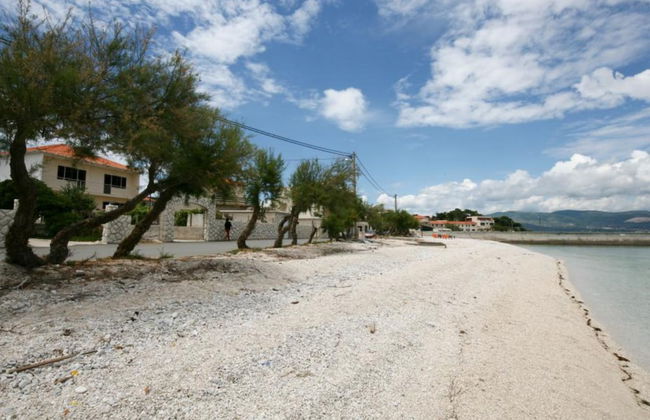 Spacious Beachfront Apartment Ciovo - Foto 13