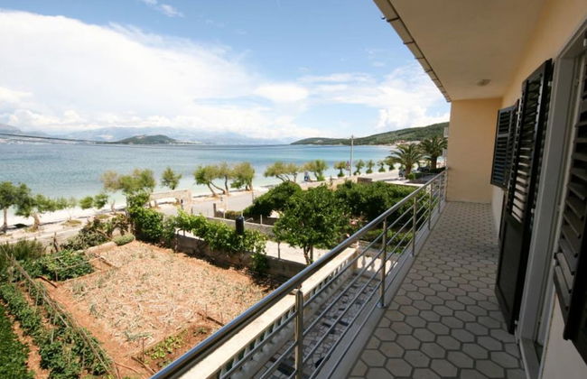 Spacious Beachfront Apartment Ciovo - Foto 9