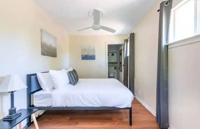 Entire Guesthouse in Southeast Austin - Photo 2