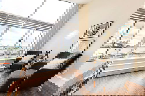 Foto 6 - Bright and Stylish Riverside Haven in Canary Wharf