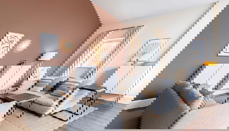 Foto 1 - Bright and Stylish Riverside Haven in Canary Wharf