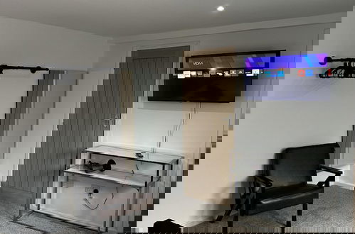 Foto 4 - Entire Apartment Super King Bed Close To Town