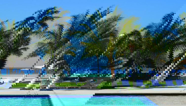 Foto 1 - Oceanfront Condo at Voted Best Cancun Sandy Beach