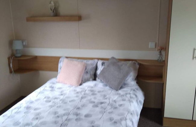 2 Bedroom 6 Berth Caravan With Decking - Foto 2