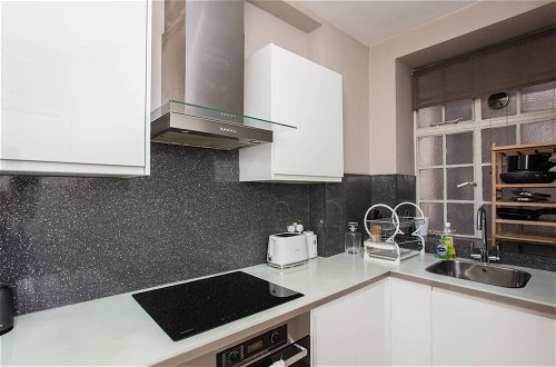 Photo 16 - Modern 2 Bedroom Apartment in Marble Arch