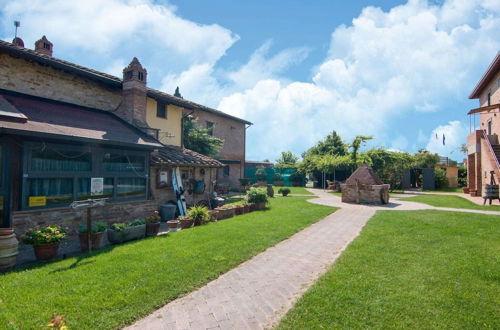 Photo 38 - Snug Farmhouse in Castiglione del Lago With Pool