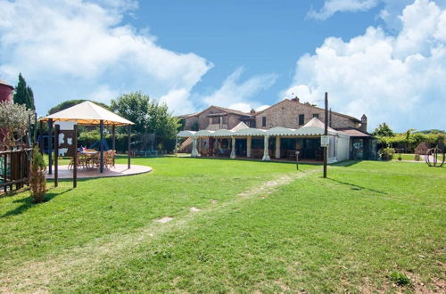 Photo 36 - Snug Farmhouse in Castiglione del Lago With Pool