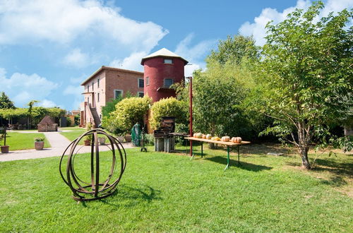 Photo 32 - Snug Farmhouse in Castiglione del Lago With Pool