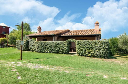 Photo 33 - Snug Farmhouse in Castiglione del Lago With Pool