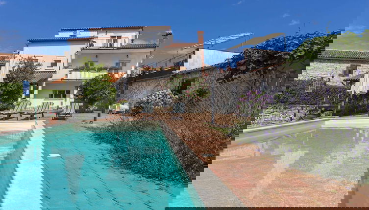 Foto 1 - Holiday House With Private Pool and Balcony