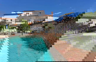 Foto 1 - Holiday House With Private Pool and Balcony
