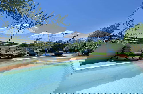 Foto 1 - Superb Modern Villa With Pool, Large Fenced Yard Near the Beach