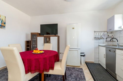 Foto 15 - Simplistic Apartment in Malinska near Sea