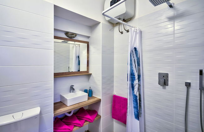 Modern Duplex Close to City Center- Free Parking - Photo 10