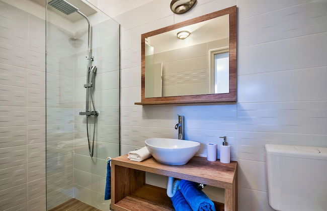 Modern Duplex Close to City Center- Free Parking - Photo 11