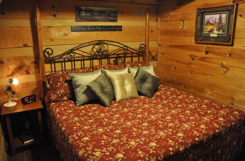 Photo 2 - Romantic Hideaway