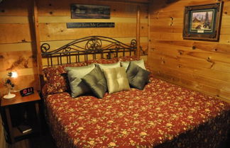 Photo 2 - Romantic Hideaway