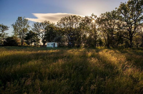 Foto 17 - Private Glamping in a Vintage Caravan & Bell Tent