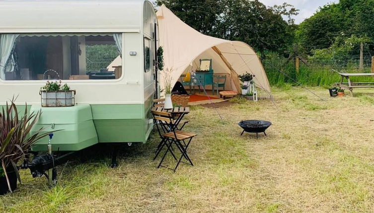 Foto 1 - Private Glamping in a Vintage Caravan & Bell Tent