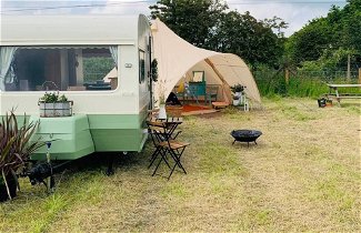 Foto 1 - Private Glamping in a Vintage Caravan & Bell Tent