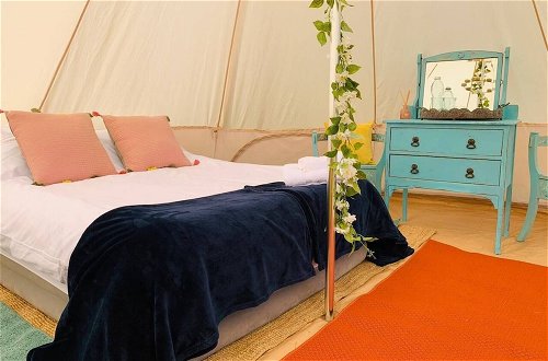 Foto 7 - Private Glamping in a Vintage Caravan & Bell Tent