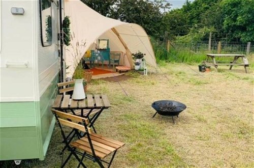 Foto 13 - Private Glamping in a Vintage Caravan & Bell Tent