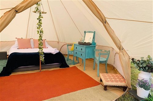 Foto 8 - Private Glamping in a Vintage Caravan & Bell Tent