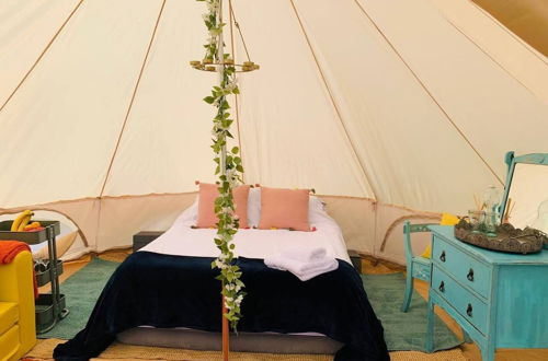 Foto 4 - Private Glamping in a Vintage Caravan & Bell Tent