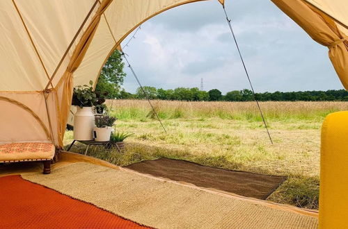 Foto 2 - Private Glamping in a Vintage Caravan & Bell Tent