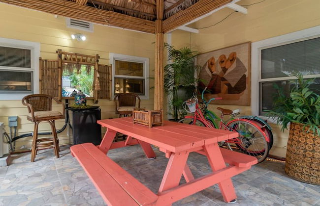 The Secret Garden - The Cottage Near Beach, Shops, Restaurants, Pet Friendly, Close to Lucerne Ave! - Foto 14