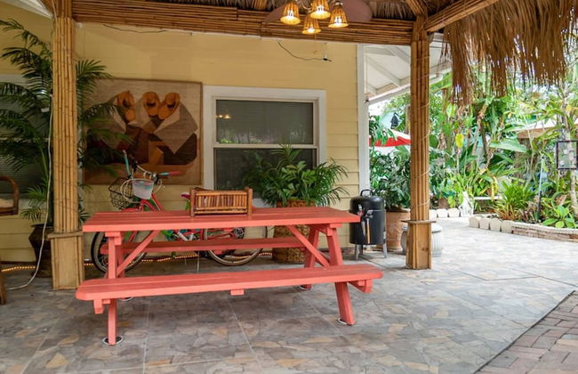 The Secret Garden - The Cottage Near Beach, Shops, Restaurants, Pet Friendly, Close to Lucerne Ave! - Foto 35