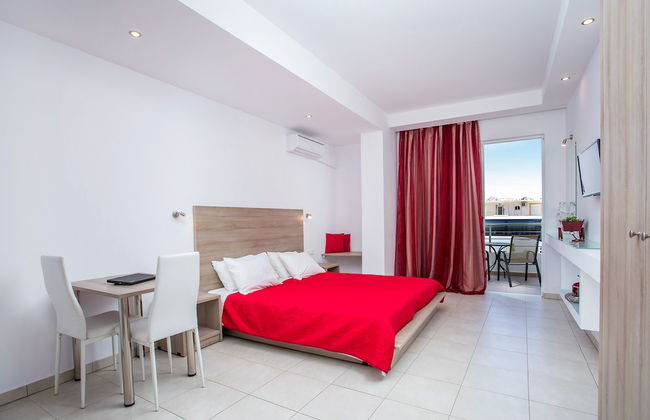 Stay Helios - Aparts & Pool Suites - Foto 13