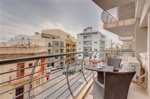 Foto 7 - Centric and Spacious Apartment With Wifi and Balcony