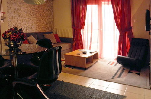 Photo 12 - Cozy and Modern Apartment Centrally Located