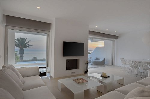 Foto 22 - Luxurious Beachfront Villa Maira