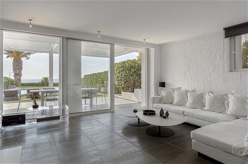 Photo 25 - Luxurious Beachfront Villa Maira