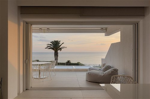 Foto 18 - Luxurious Beachfront Villa Maira