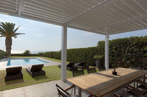 Foto 47 - Luxurious Beachfront Villa Maira