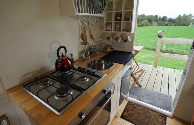 Shepherd's Hut @ Westcote - Photo 8