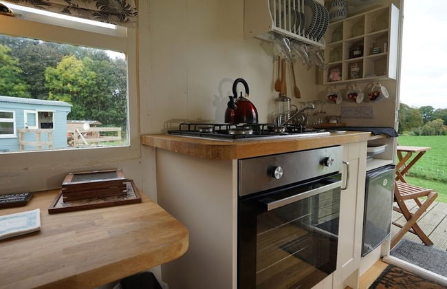 Shepherd's Hut @ Westcote - Photo 10