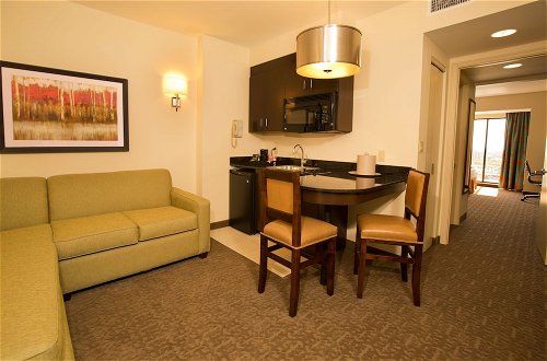 Foto 14 - Ramada Plaza Resort & Suites by Wyndham Orlando Intl Drive