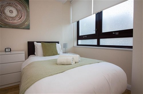 Photo 2 - Stayzo Stylish Accommodation in Southampton 10