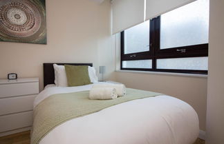 Photo 2 - Stayzo Stylish Accommodation in Southampton 10