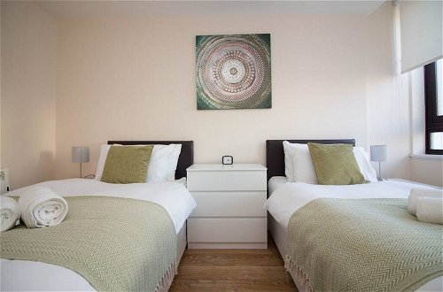 Photo 1 - Stayzo Stylish Accommodation in Southampton 10