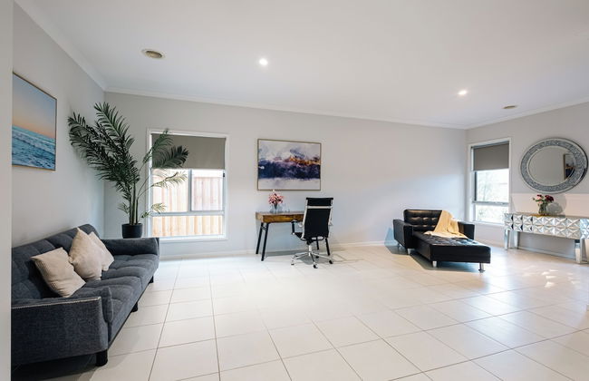 Luxury Waterfront Grand Villa in Melbourne - Photo 57