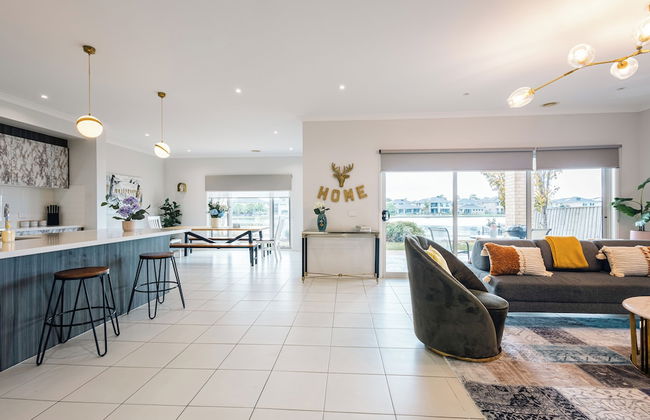 Luxury Waterfront Grand Villa in Melbourne - Photo 34