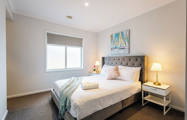 Luxury Waterfront Grand Villa in Melbourne - Photo 2