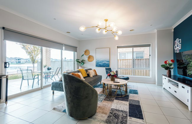 Luxury Waterfront Grand Villa in Melbourne - Photo 35