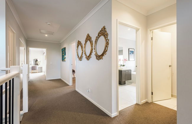 Luxury Waterfront Grand Villa in Melbourne - Photo 58