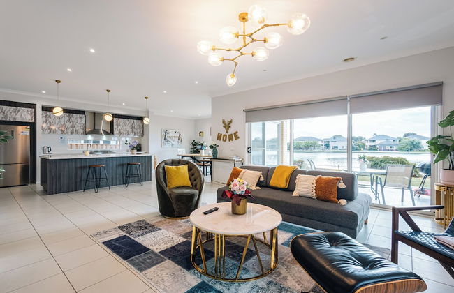 Luxury Waterfront Grand Villa in Melbourne - Photo 1